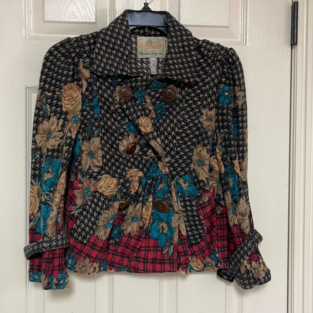 American Rag size small, light jacket. 3/4 length sleeves Sits at your waist.